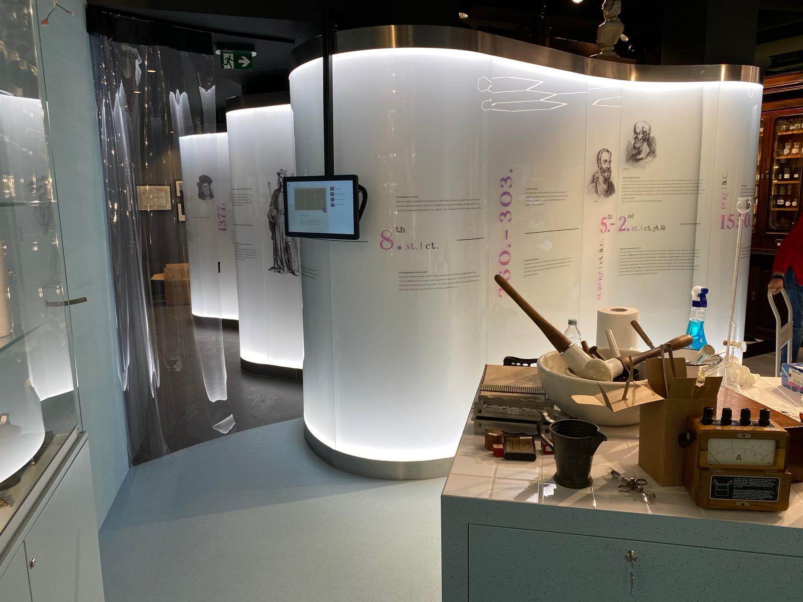 installazione museale con vetro curvo stratificato con intercalari eva